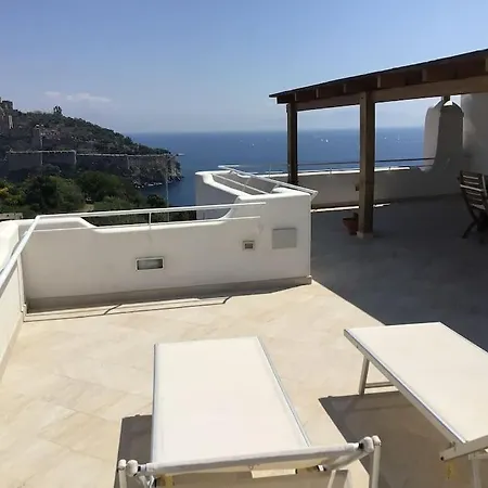 Mansarda Con Terrazza Davanti Castello Aragonese Apartment